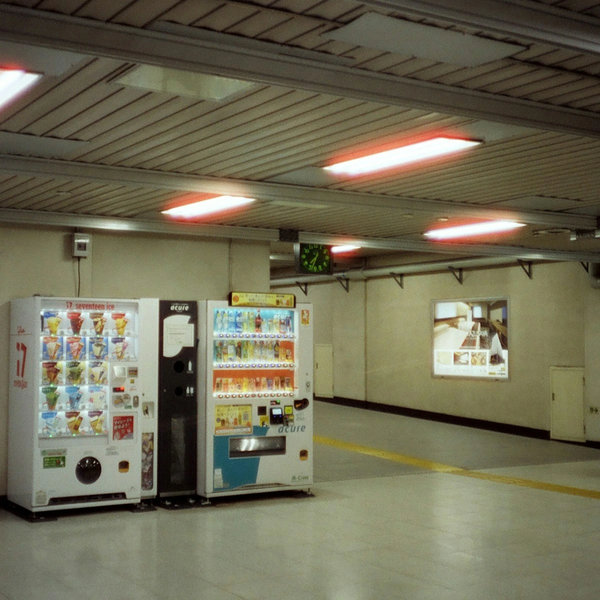 Snackit smart vending machine with touchscreen and cashless payment
